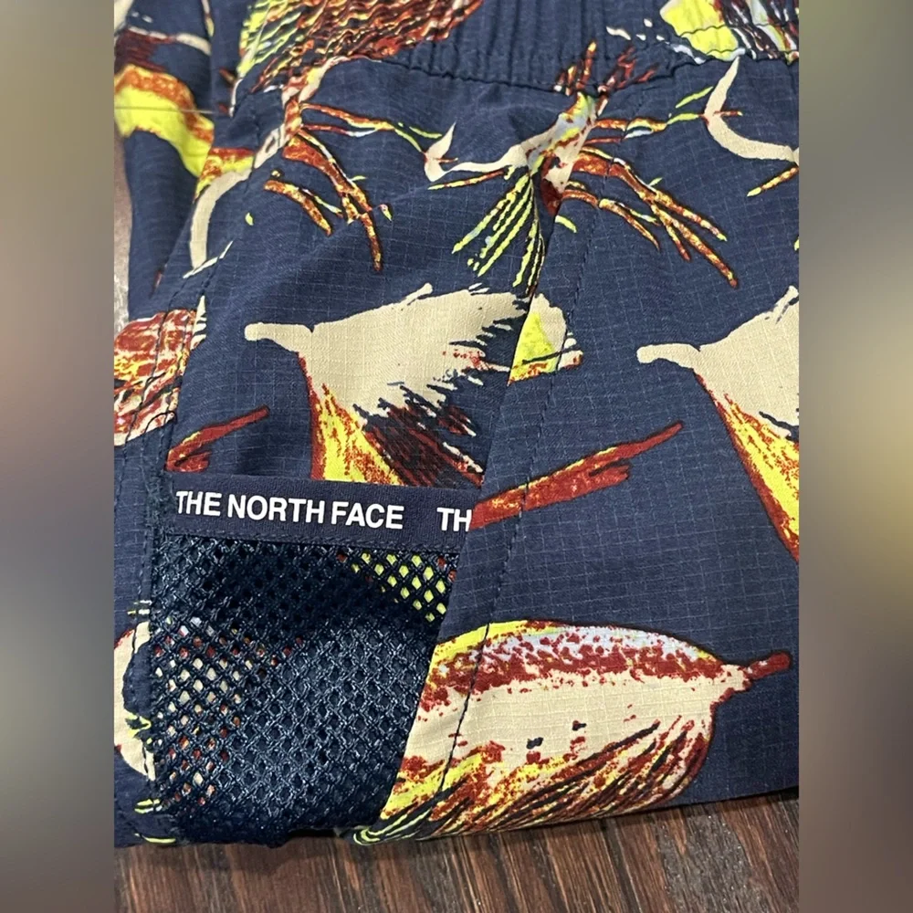 The North Face Men Athletic Shorts Size X-Large Fishing Lure Logo Shorts NEW
